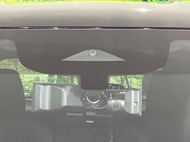 【インテリジェントエマージェンシーブレーキ】フロントカメラで前方の車両や歩行者を検知。衝突しそうな時は衝突被害軽減ブレーキが作動、衝突回避をサポート。より安全にドライブをお楽しみいただけます。