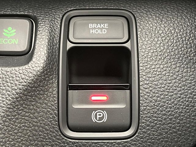 �y�I�[�g�u���[�L�z�[���h�z�M���҂���a�؂Œ�Ԏ��Ƀu���[�L���瑫�𗣂��Ă��A��~��Ԃ�ێ����Ă���܂��B�O�i����Ƃ��̓A�N�Z���𓥂߂Ύ����ŉ��������̂ň��S��X���^�]���y�ɂȂ�܂���