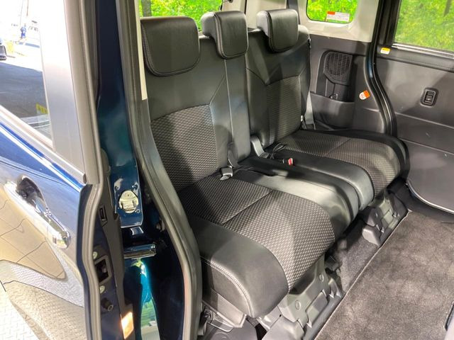 後部座席も気になるようなキズ・汚れやへたり等、大きなダメージはなく、良好な状態です。