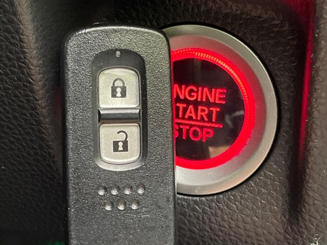 �yHonda�X�}�[�g�L�[�z�J�o����|�P�b�g�ɓ��ꂽ�܂܂ł��h�A�̎{���E�������\�ȃX�}�[�g�L�[�𑕔��B�G���W���̃I���E�I�t�����J�M�����o���K�v����������Ƃ��Ă��֗��ł���