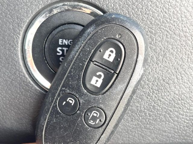 �y�L�[���X�X�^�[�g�V�X�e���z�J�o����|�P�b�g�ɓ��ꂽ�܂܂ł��h�A�̎{���E�������\�ȃX�}�[�g�L�[�𑕔��B�G���W���̃I���E�I�t�����J�M�����o���K�v����������Ƃ��Ă��֗��ł���