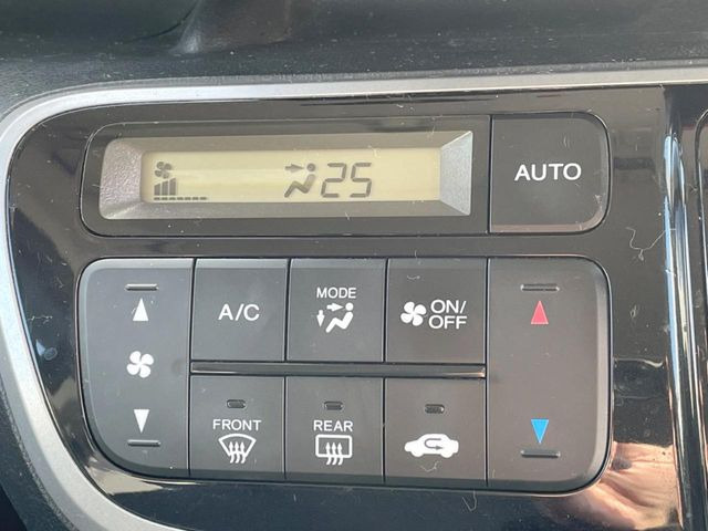 【オートエアコン】一度お好みの温度に設定すれば、車内の温度を検知し風量や温度を自動で調整。暑い…寒い…と何度もスイッチ操作をする必要はありません。快適な車内空間には必須の機能ですね♪