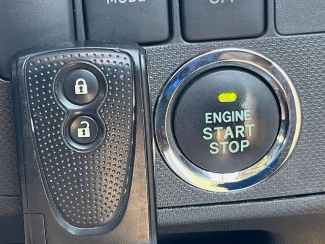 便利なキーレス&プッシュスタートシステム♪この電子キーを携帯しているだけで簡単にエンジンの始動やドアの解錠、施錠が可能です!また万が一の時も安心なエンジンイモビライザーもついてます!