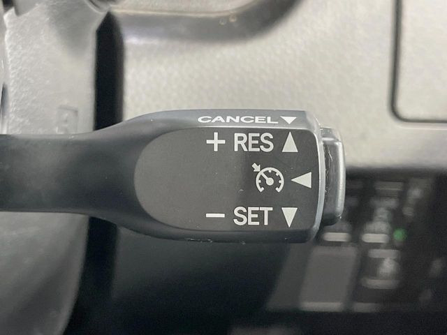 【クルーズコントロール】高速道路もラクラク走行。アクセルを離しても一定速度で走行ができ、長距離運転時の負担を軽減!加速・減速も簡単なスイッチ操作で調整できます。