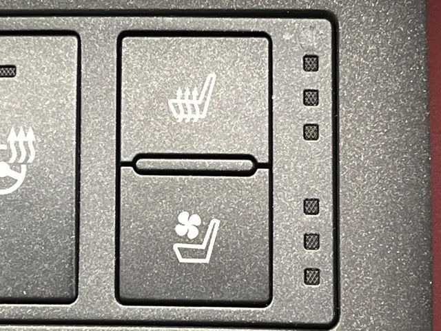 【シートベンチレーション】夏場は涼しい風でお尻や背中の熱やムレを防ぎ、冬はエアコンよりも早く温まってポカポカに!季節を問わず快適に過ごせます。