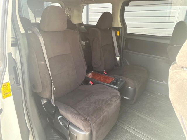 広々とした2列目シートは居住性が高く、居心地も快適!友達や家族とのお出かけにぴったりです。ベビーシートやチャイルドシート使用時も快適にお過ごしいただける十分な空間を確保しています。