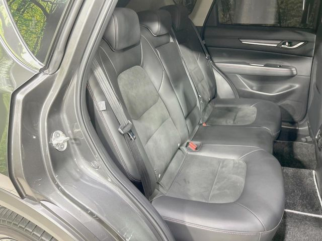 広々とした2列目シートは居住性が高く、居心地も快適!友達や家族とのお出かけにぴったりです。ベビーシートやチャイルドシート使用時も快適にお過ごしいただける十分な空間を確保しています。