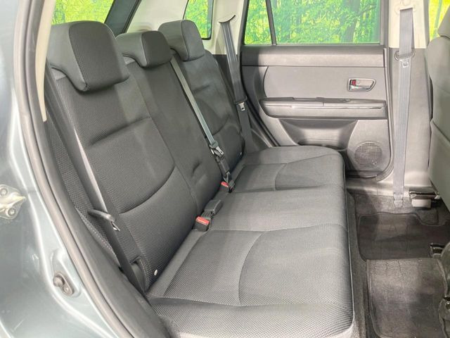 後部座席も気になるようなキズ・汚れやへたり等、大きなダメージはなく、良好な状態です。
