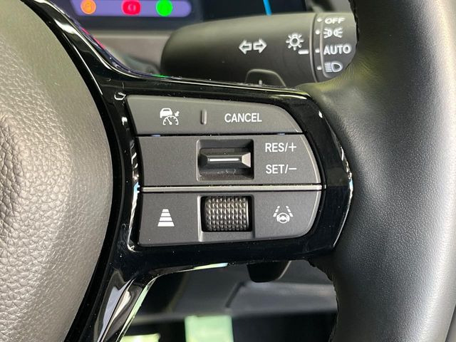 �y�z���_�Z���V���O�z���s���ɑO���̎ԗ�����F�����A�Փ˂������Ȏ��͌x��ƃu���[�L�ŏՓˉ���Ɣ�Q�y�����A�V�X�g�B�����S�Ƀh���C�u�����y���݂��������܂��B