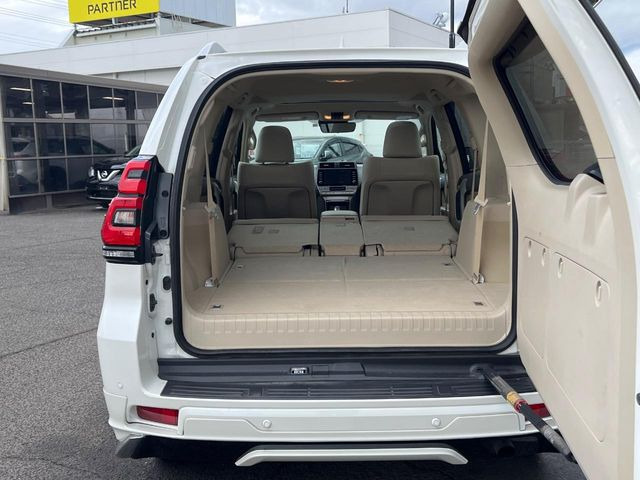 後席を格納すると、これだけの広さが!シーンに合わせたシートアレンジで、大きな荷物も積むことが出来ます♪