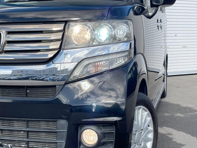 【HIDヘッドライト】非常に明るく前方を照らしてくれるので、悪天候や夜間の走行時も視界良好で安心してお乗りいただけます。