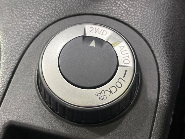 �y�I�[�����[�h4&times;4�z2WD/4WD���[�h����y�ɐ؂�ւ��\�B�R��d����2WD�A�X�^�b�N���ɖ𗧂�LOCK�AAUTO���[�h�ł�4WD�̔z���������Œ������A�H�ʏ󋵂��킸���肵��������T�|�[�g�B