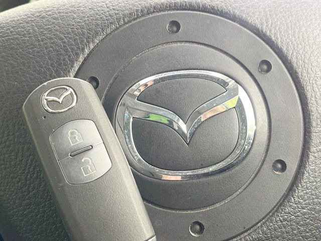 【アドバンストキー】カバンやポケットに入れたままでもドアの施錠・解錠が可能なスマートキーを装備。エンジンのオン・オフ時もカギを取り出す必要が無いからとっても便利です♪