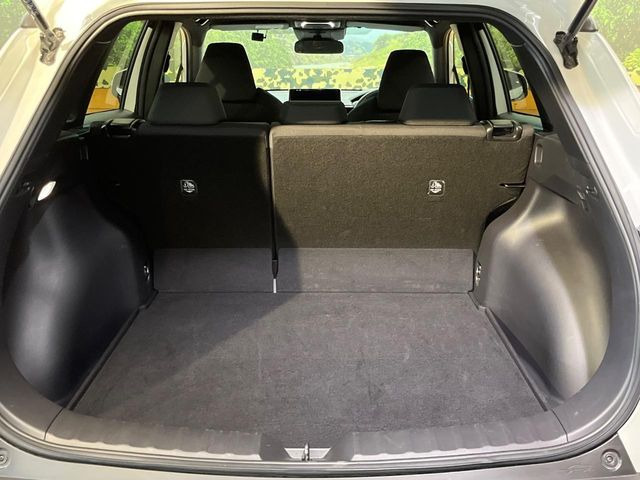 普段のお買い物や通勤、送迎等に十分な荷室スペースを確保しております。セカンドシートを倒すと、大きな荷物の積載も可能です♪