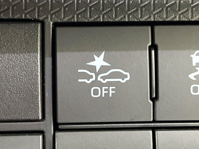 【スマートアシスト】走行中に前方の車両等を認識し、衝突しそうな時は警報とブレーキで衝突回避と被害軽減をアシスト。より安全にドライブをお楽しみいただけます。