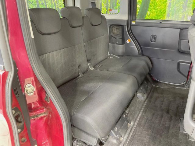 後部座席も気になるようなキズ・汚れやへたり等、大きなダメージはなく、良好な状態です。