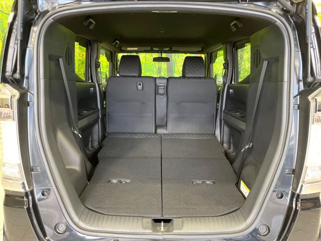後席を格納すると、これだけの広さが!シーンに合わせたシートアレンジで、大きな荷物も積むことが出来ます♪