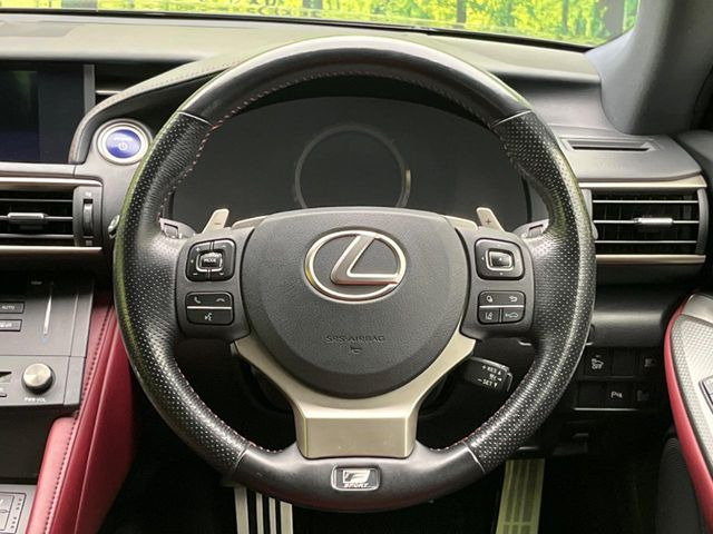 【ステアリングヒーター】冬場に冷たくなりやすい革巻きステアリングを、スイッチ一つで素早く適温に!エアコンよりも早く温まってくれるので、寒い日の運転も快適になりますね♪