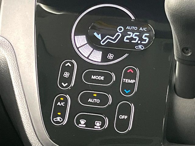 【オートエアコン】一度お好みの温度に設定すれば、車内の温度を検知し風量や温度を自動で調整。暑い…寒い…と何度もスイッチ操作をする必要はありません。快適な車内空間には必須の機能ですね♪