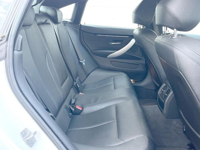 ●後部座席も気になるようなキズ・汚れやへたり等、大きなダメージはなく、良好な状態です。