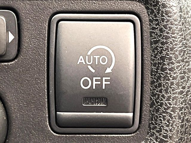 【アイドリングストップ】赤信号や渋滞で停車した際にエンジンを停止し、無駄な燃料の消費を抑えます。燃費向上や環境保護につなげる機能♪エンジンはブレーキを離せば再始動します。