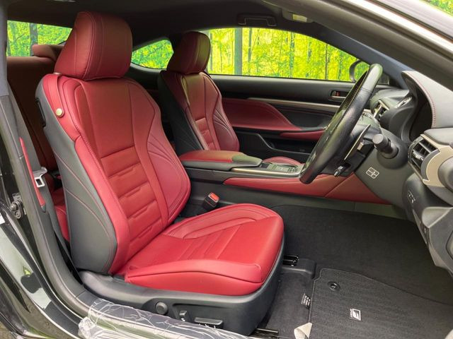 【本革シート】上質な本革を使用し、高級感あふれる本革シート。常に体に触れる部分だから、座り心地の良さにはこだわりたいですね♪汚れの付着や劣化を抑制する内装コーティング施工もおススメですよ♪