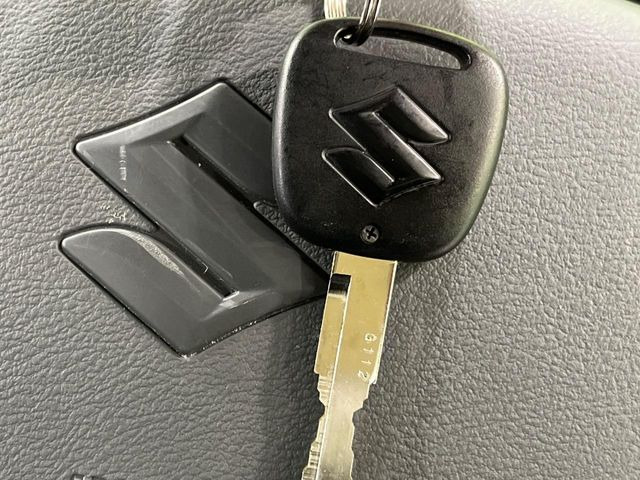 【キーレス】少し離れた場所からでもボタン一つでドアの開錠・施錠ができるのでとっても便利!ドアの鍵穴周りに傷をつけることもありません♪