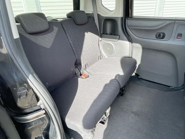 広々とした2列目シートは居住性が高く、居心地も快適!友達や家族とのお出かけにぴったりです。ベビーシートやチャイルドシート使用時も快適にお過ごしいただける十分な空間を確保しています。