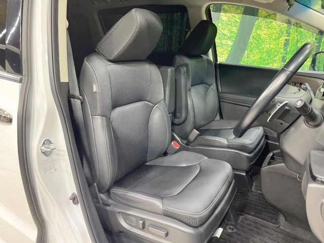 【ハーフレザーシート】高級感と座り心地を両立した人気のシート♪背面・座面のファブリック素材は、通気性の良さや滑りにくさに優れています。気温や服装に左右されず快適にお乗りいただけます。