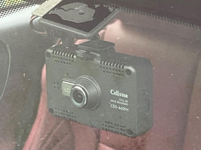 【ドライブレコーダー】安心・安全なカーライフに必須のドライブレコーダーを装備!走行中はもちろん、あおり運転や事故に遭遇した際の状況も映像で記録し、万一のリスクに備えます。