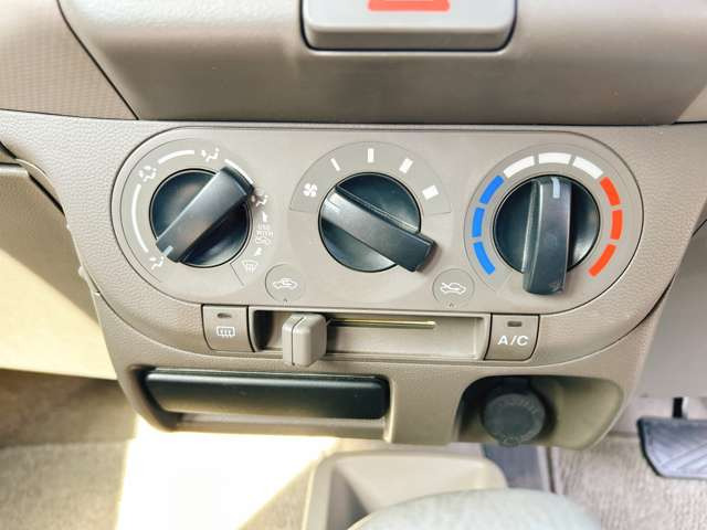 必需品のエアコン付き♪温度調節も簡単操作となっております!