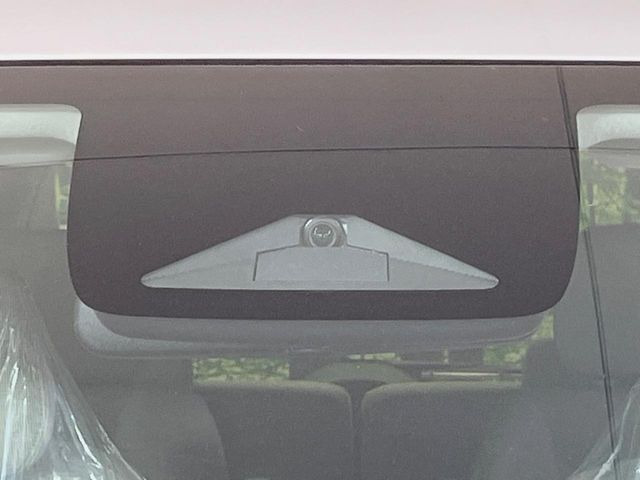 【ホンダセンシング】走行中に前方の車両等を認識し、衝突しそうな時は警報とブレーキで衝突回避と被害軽減をアシスト。より安全にドライブをお楽しみいただけます。