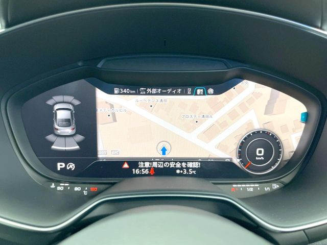 ●バーチャルコックピット:全体が液晶パネルとなっている先進的なメーターパネル。通常のスピードメーターとしての機能はもちろん、ナビ・オーディオ機能の確認・操作もでき、運転に集中しやすくなっております。