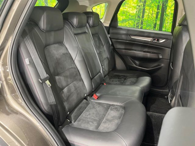 後部座席も気になるようなキズ・汚れやへたり等、大きなダメージはなく、良好な状態です。