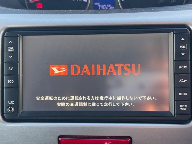 【純正ナビ】人気の純正ナビを装備しております。ナビの使いやすさはもちろん、オーディオ機能も充実!キャンプや旅行はもちろん、通勤や買い物など普段のドライブも楽しくなるはず♪