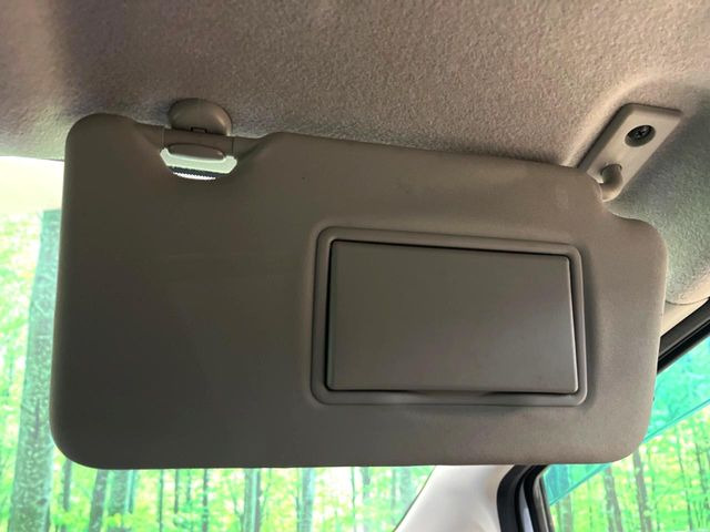 【バニティミラー】サンバイザー裏に設置されたミラーで身だしなみチェック!ちょっとしたメイク直しにも活躍します♪