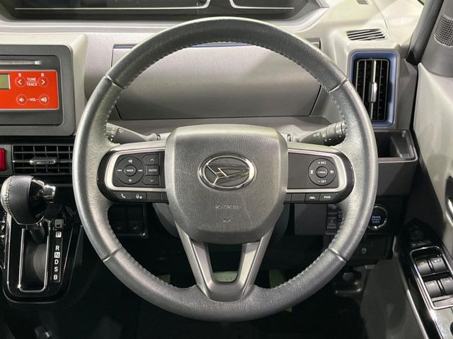 【純正革巻きステアリング】上質な革を使用することで、手にしっかり馴染みとても運転しやすいハンドルです♪