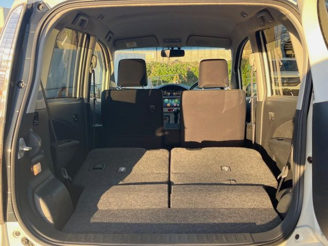 ラゲッジルームは、大容量のスペースを確保。普段のお買い物からレジャーまで、幅広く活躍してくれます!また、リアシートを倒すことでバリエーション豊かにお使いいただけます。