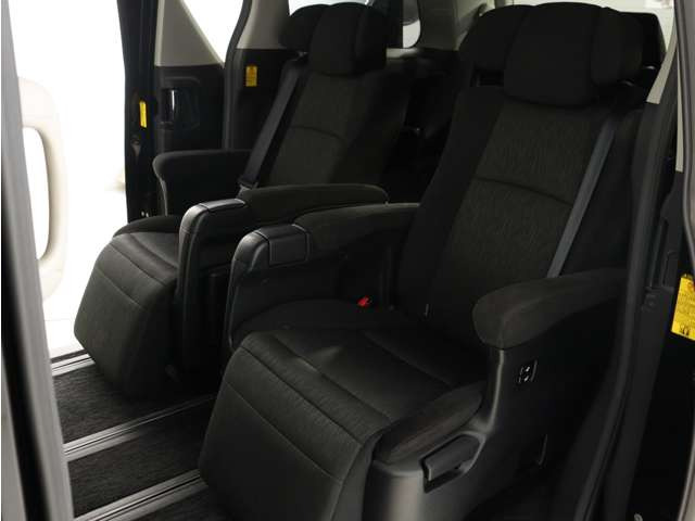 【上級モデル限定装備】★★エグゼクティブパワーシート!★★電動オットマン完備!足を楽々伸ばせ、ひじ掛けもありますので、優雅で快適なドライブをお楽しみいただけます!