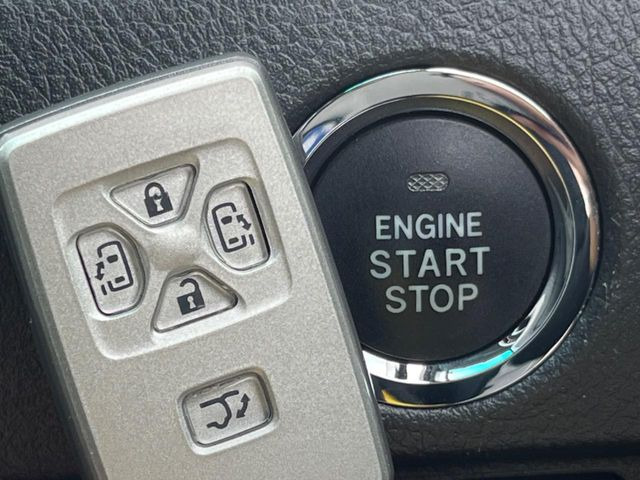 【スマートキー】カバンやポケットに入れたままでもドアの施錠・解錠が可能なスマートキーを装備。エンジンのオン・オフ時もカギを取り出す必要が無いからとっても便利です♪