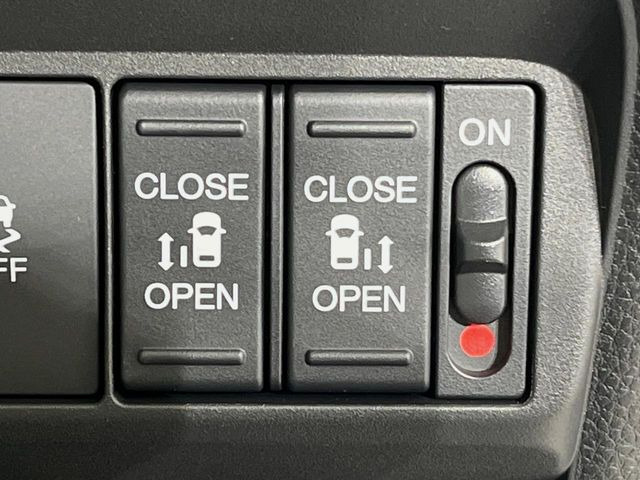 【両側パワースライドドア】スマートキーや運転席のスイッチで後席両側スライドドアの開閉が可能♪電動だから力を入れてドアを開ける必要が無く、小さなお子様でも簡単に開け閉めでき快適です♪