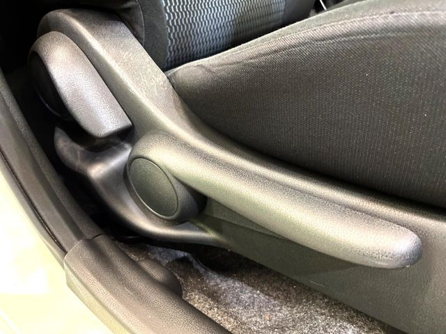 【シートリフター】シート座面の位置を上下に調整できるシートリフターを装備。大柄な方も小柄な方も最適なドライビングポジションで運転できます。