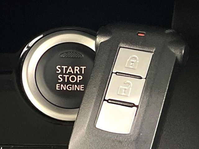 【インテリジェントキー】カバンやポケットに入れたままでもドアの施錠・解錠が可能なスマートキーを装備。エンジンのオン・オフ時もカギを取り出す必要が無いからとっても便利です♪