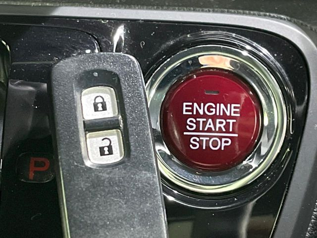 【Hondaスマートキー】カバンやポケットに入れたままでもドアの施錠・解錠が可能なスマートキーを装備。エンジンのオン・オフ時もカギを取り出す必要が無いからとっても便利です♪