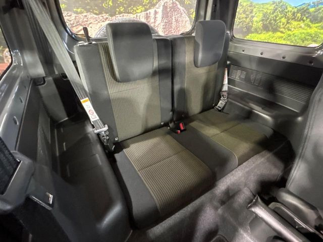 後部座席も気になるようなキズ・汚れやへたり等、大きなダメージはなく、良好な状態です。