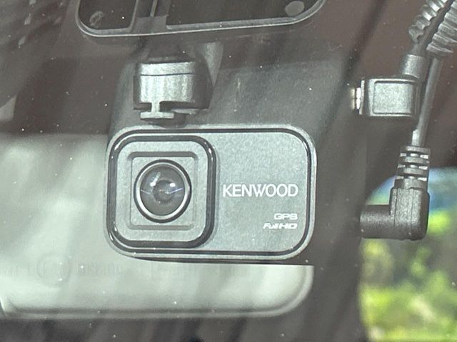 【ドライブレコーダー】安心・安全なカーライフに必須のドライブレコーダーを装備!走行中はもちろん、あおり運転や事故に遭遇した際の状況も映像で記録し、万一のリスクに備えます。