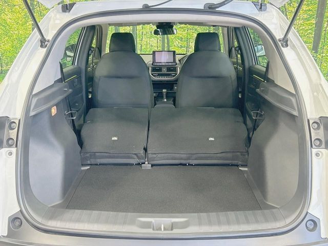 ���i�̂���������ʋ΁A���}���ɏ\���ȉ׎��X�y�[�X���m�ۂ��Ă���܂��B�Z�J���h�V�[�g��|���ƁA�傫�ȉו��̐ύڂ��\�ł���