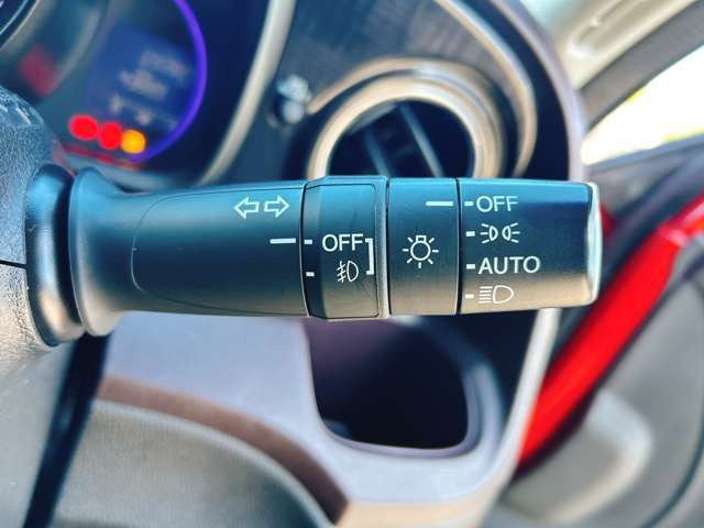 �y�I�[�g���C�g�z�ԊO�̖��邳�����m���āA�����I�Ƀw�b�h���C�g��_�����Ă���܂���g���l���𑖍s����ۂɂ��A�����I�ɓ_�����Ă���ĕ֗��ȑ�����1�ł���