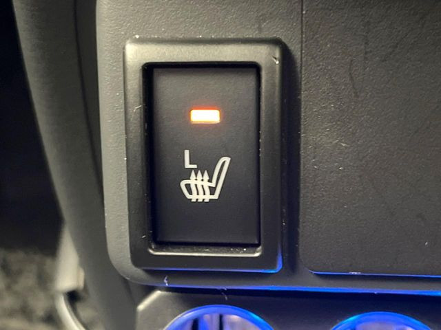 【シートヒーター】寒い日に重宝するシートヒーター!エアコンより早く温まってくれるので寒がりの人も安心ですね♪エアコンの温風は乾燥するから苦手、という方にもをおすすめです。