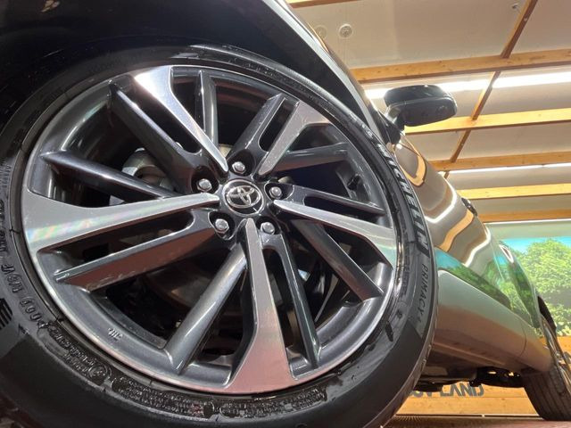 �y����18�C���`�A���~�z�C�[���z�O�ςɃ}�b�`���������A���~�z�C�[���𑕒����Ă���܂��B�e��ЊO�A���~�z�C�[����A�X�^�b�h���X�^�C�����戵�����Ă���܂��B���񂲑��k����������